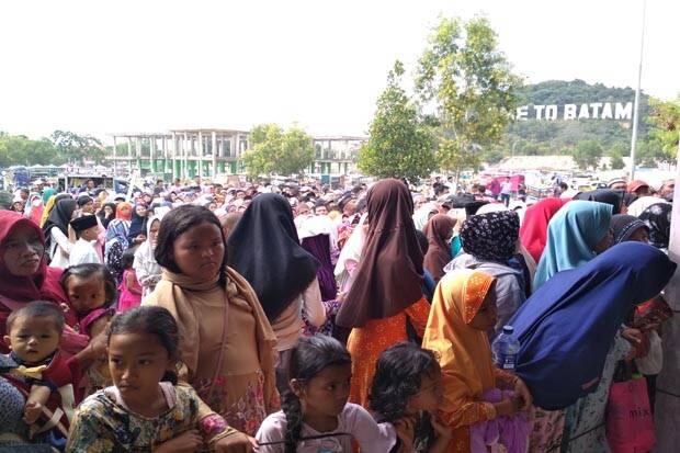 Saling Dorong saat Pembagian Kupon Daging Kurban, Warga Nyaris Pingsan