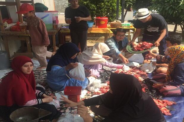 Semangat Berbagi, Warga Cluster Acacia GDC Berkurban 5 Sapi dan 17 Kambing