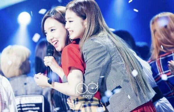 Tak Cuma dengan Member, Ini 9 Potret Nayeon TWICE yang Friendly Banget