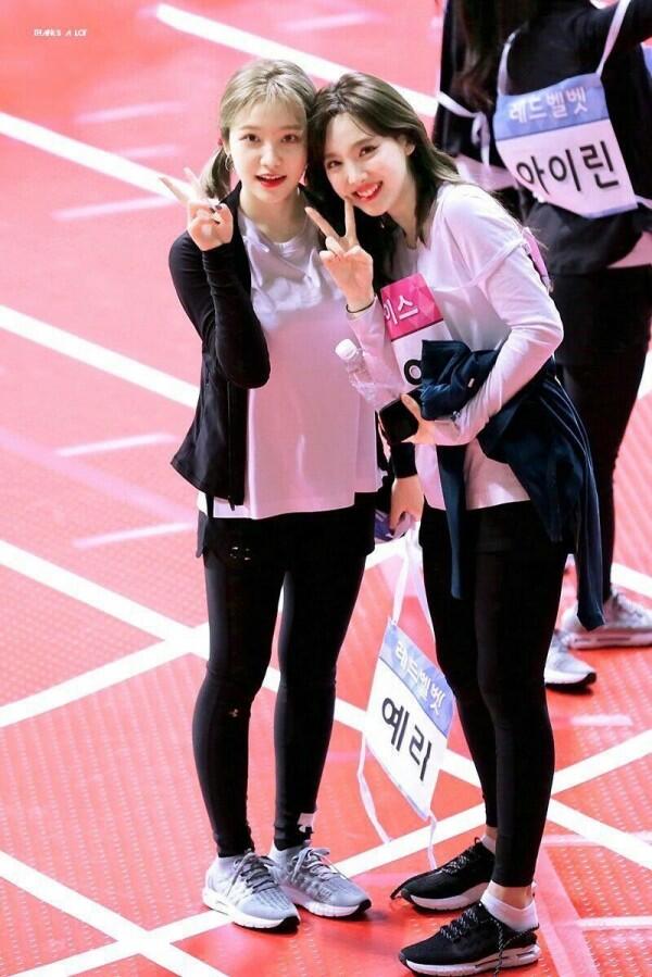 Tak Cuma dengan Member, Ini 9 Potret Nayeon TWICE yang Friendly Banget