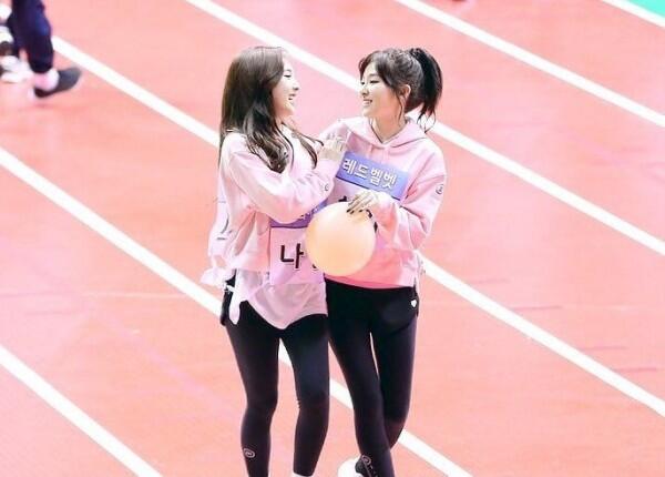 Tak Cuma dengan Member, Ini 9 Potret Nayeon TWICE yang Friendly Banget
