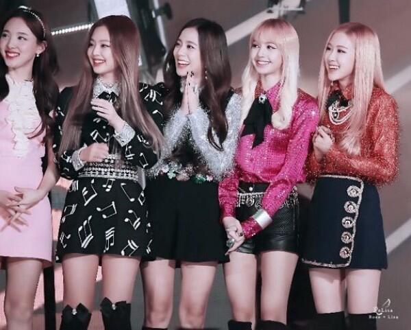 Tak Cuma dengan Member, Ini 9 Potret Nayeon TWICE yang Friendly Banget