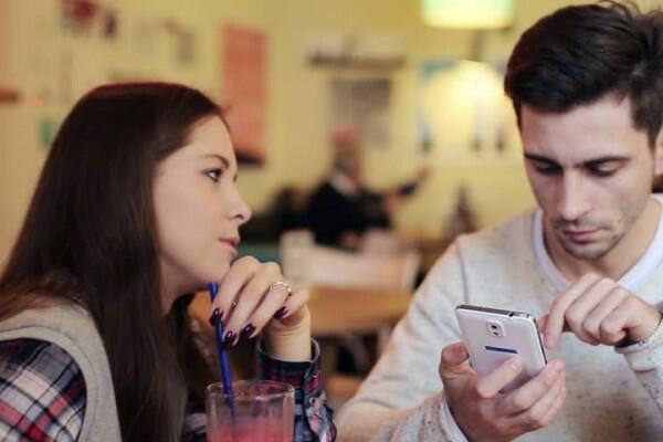 Pacaran dengan Cowok Cuek, Ini 8 Aturan yang Wajib Kamu Paham Girls!