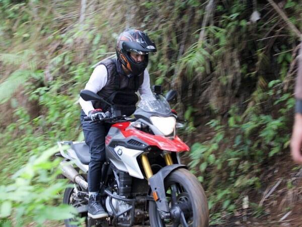 Hobi Otomotif, Ini 10 Potret Ariel Noah yang Gagah Saat Naik Motor