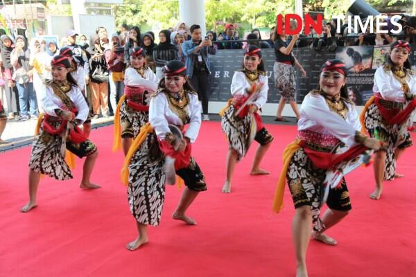 15 Potret Kemeriahan Gala Premier Bumi Manusia & Perburuan di Surabaya