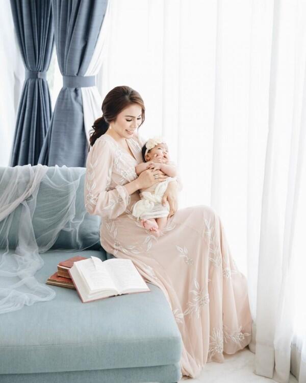 9 Style Ibu-Anak ala Momo Geisha dan Baby Briel, Kompak & Modis!
