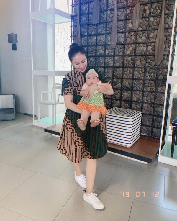 9 Style Ibu-Anak ala Momo Geisha dan Baby Briel, Kompak & Modis!