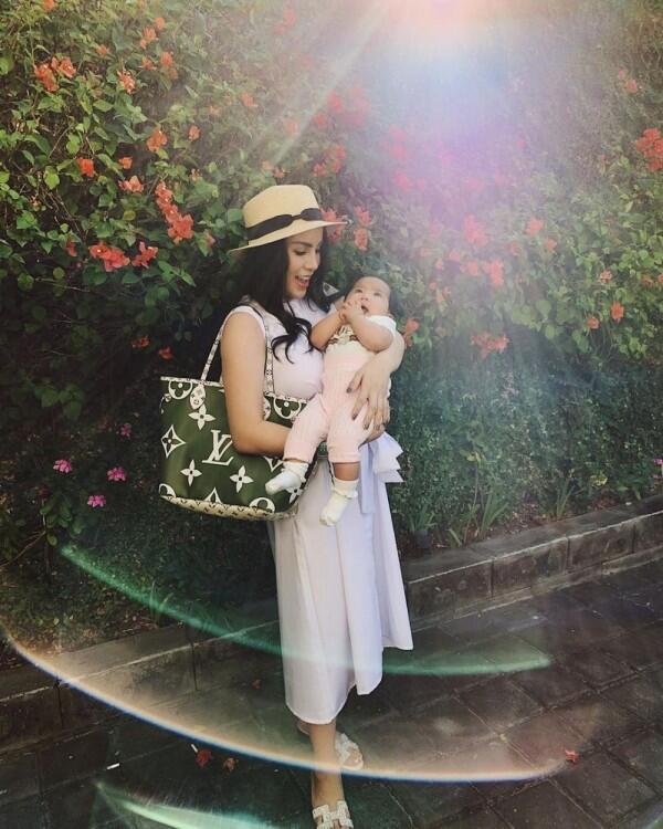 9 Style Ibu-Anak ala Momo Geisha dan Baby Briel, Kompak & Modis!