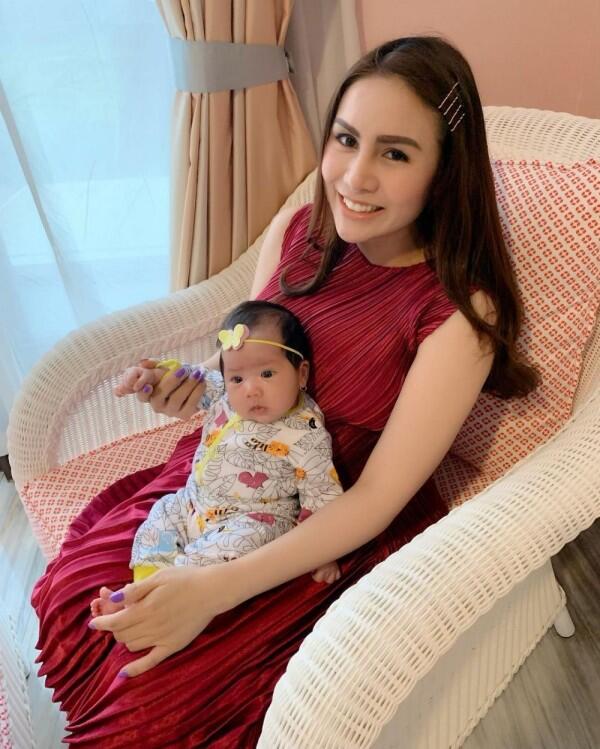 9 Style Ibu-Anak ala Momo Geisha dan Baby Briel, Kompak & Modis!