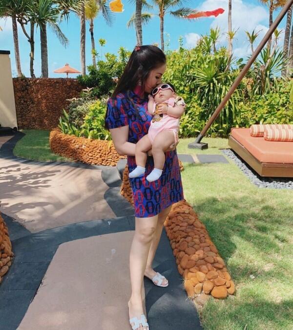 9 Style Ibu-Anak ala Momo Geisha dan Baby Briel, Kompak & Modis!