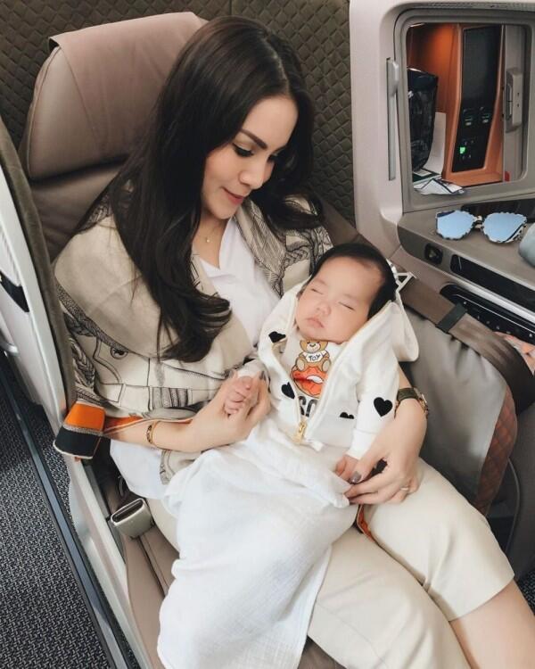 9 Style Ibu-Anak ala Momo Geisha dan Baby Briel, Kompak & Modis!
