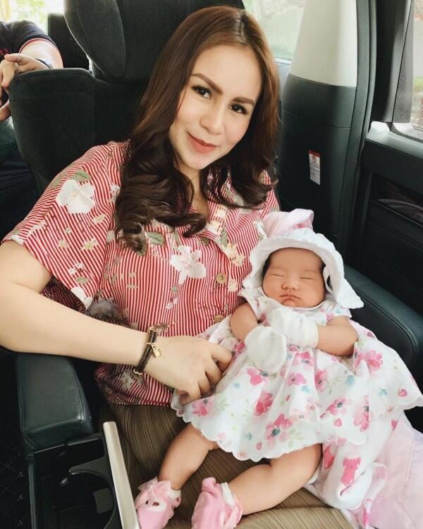 9 Style Ibu-Anak ala Momo Geisha dan Baby Briel, Kompak & Modis!