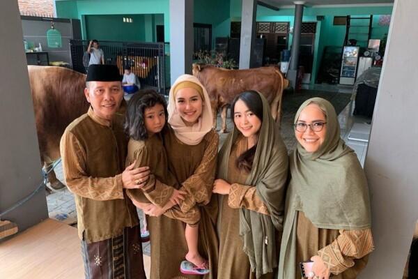 10 Potret Keseruan Keluarga Besar Ayu Ting Ting Rayakan Iduladha