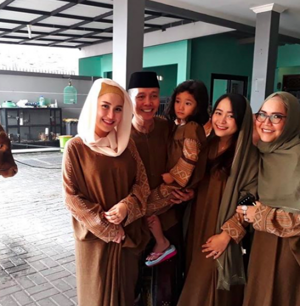 10 Potret Keseruan Keluarga Besar Ayu Ting Ting Rayakan Iduladha