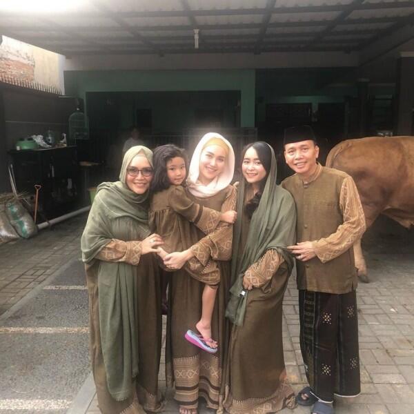 10 Potret Keseruan Keluarga Besar Ayu Ting Ting Rayakan Iduladha