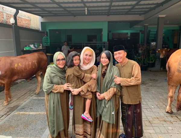 10 Potret Keseruan Keluarga Besar Ayu Ting Ting Rayakan Iduladha