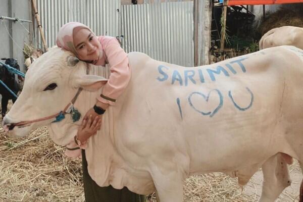 Rayakan Idul Adha, 10 Publik Figur Ini Foto Bareng Hewan Kurbannya
