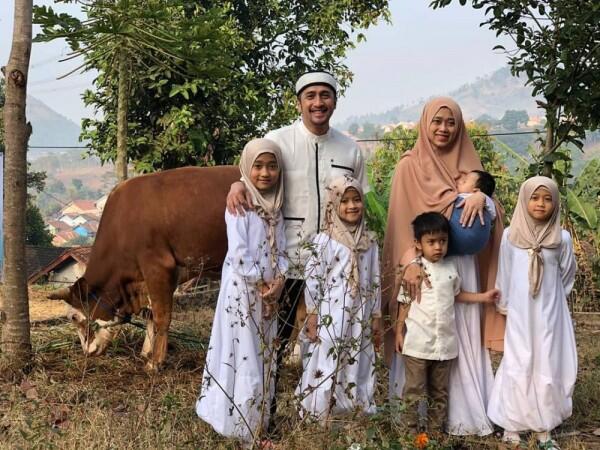 Rayakan Idul Adha, 10 Publik Figur Ini Foto Bareng Hewan Kurbannya