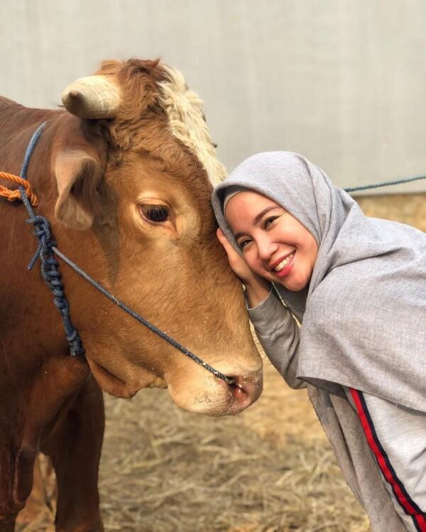 Rayakan Idul Adha, 10 Publik Figur Ini Foto Bareng Hewan Kurbannya