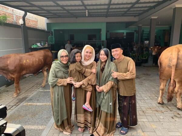 Rayakan Idul Adha, 10 Publik Figur Ini Foto Bareng Hewan Kurbannya
