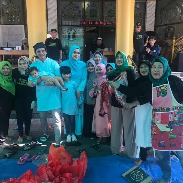 Rayakan Idul Adha, 10 Publik Figur Ini Foto Bareng Hewan Kurbannya
