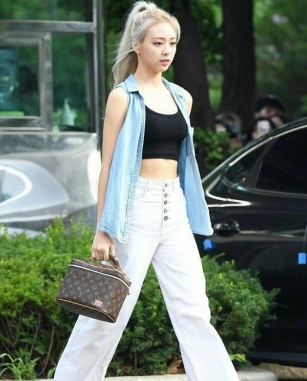 Chic Abis! 10 Outfit Yuna ITZY yang Simpel Ini Bisa Jadi Inspirasi