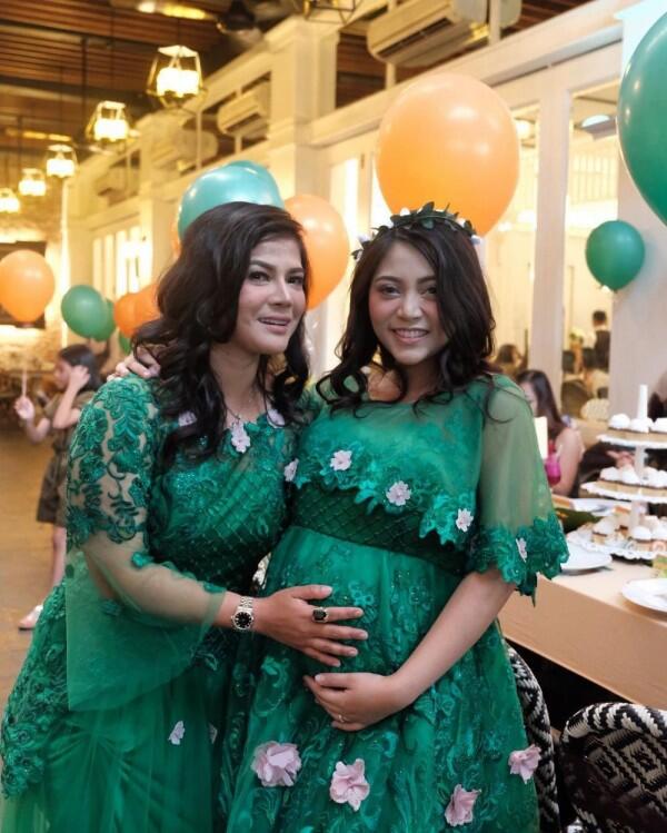 Belikan Mobil Mewah, Ini 10 Potret Kedekatan Rachel Vennya dan Mama