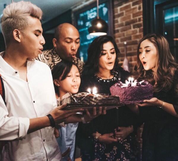 Belikan Mobil Mewah, Ini 10 Potret Kedekatan Rachel Vennya dan Mama