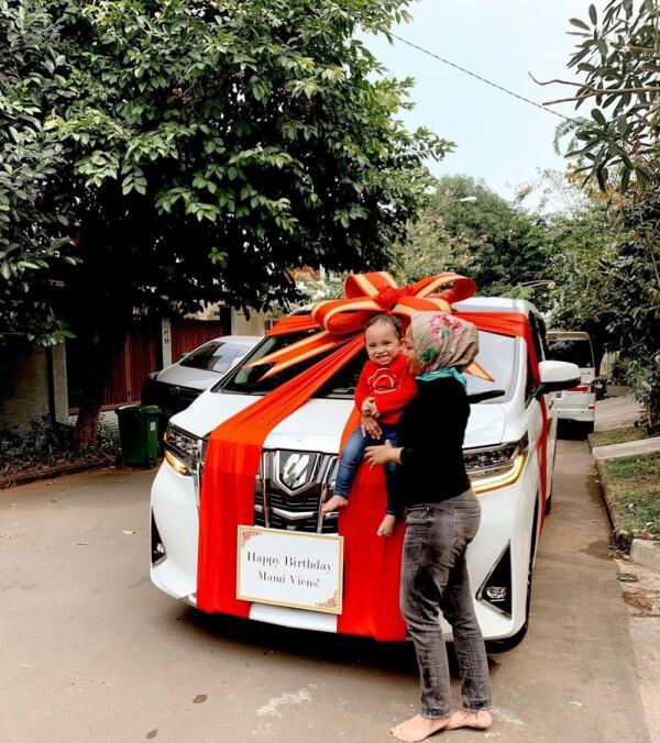 Belikan Mobil Mewah, Ini 10 Potret Kedekatan Rachel Vennya dan Mama
