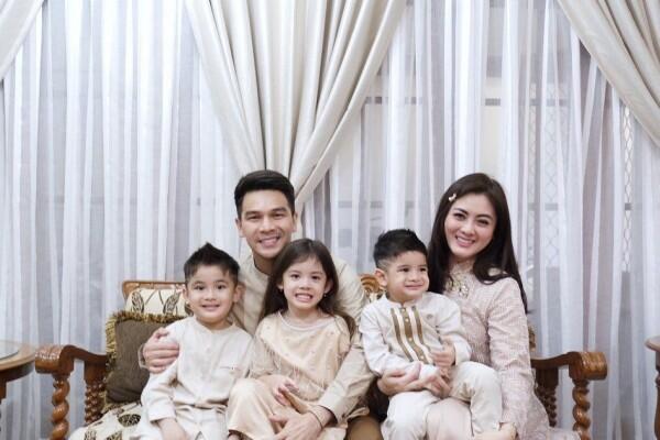 Sempat Beda Agama, 10 Kemesraan Jonathan Frizzy & Istri Selama 7 Tahun