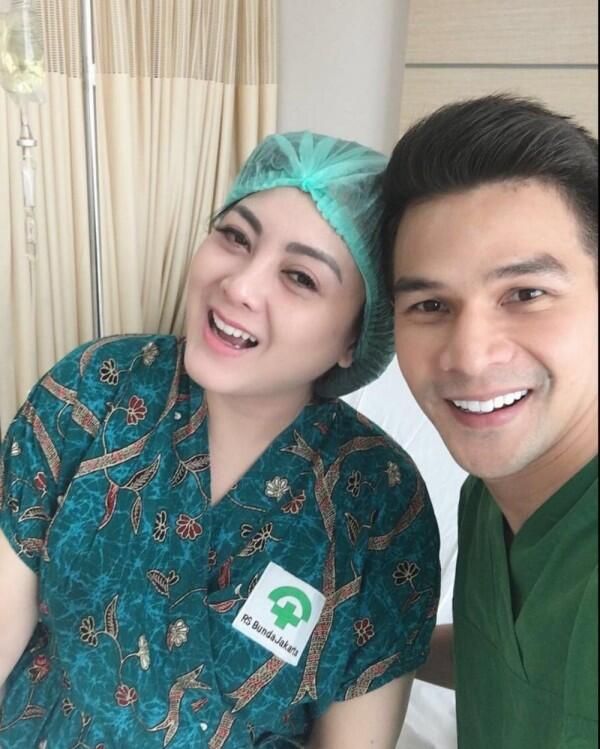 Sempat Beda Agama, 10 Kemesraan Jonathan Frizzy & Istri Selama 7 Tahun