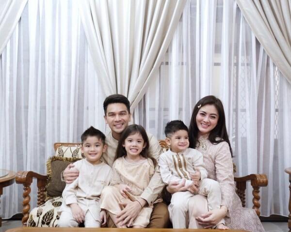 Sempat Beda Agama, 10 Kemesraan Jonathan Frizzy & Istri Selama 7 Tahun