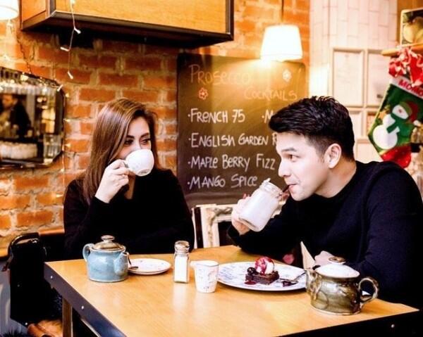 Sempat Beda Agama, 10 Kemesraan Jonathan Frizzy & Istri Selama 7 Tahun