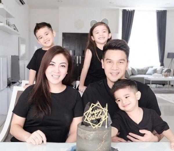 Sempat Beda Agama, 10 Kemesraan Jonathan Frizzy & Istri Selama 7 Tahun