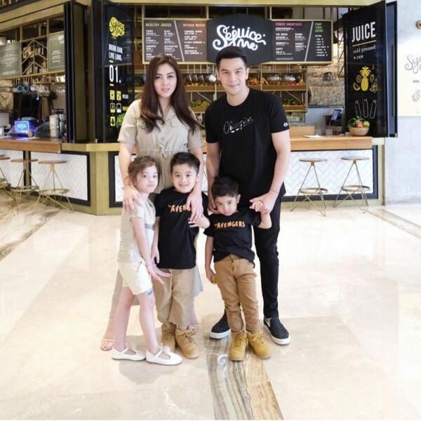 Sempat Beda Agama, 10 Kemesraan Jonathan Frizzy & Istri Selama 7 Tahun