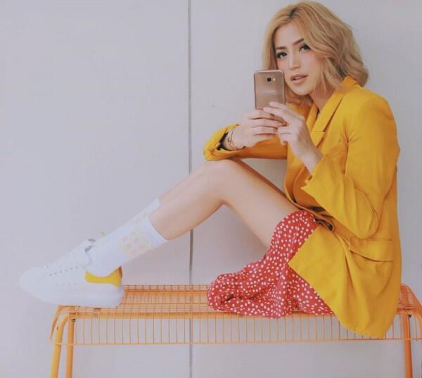 10 Ide Mix & Match Outfit Kuning ala Seleb Mom Indonesia, Cetar!