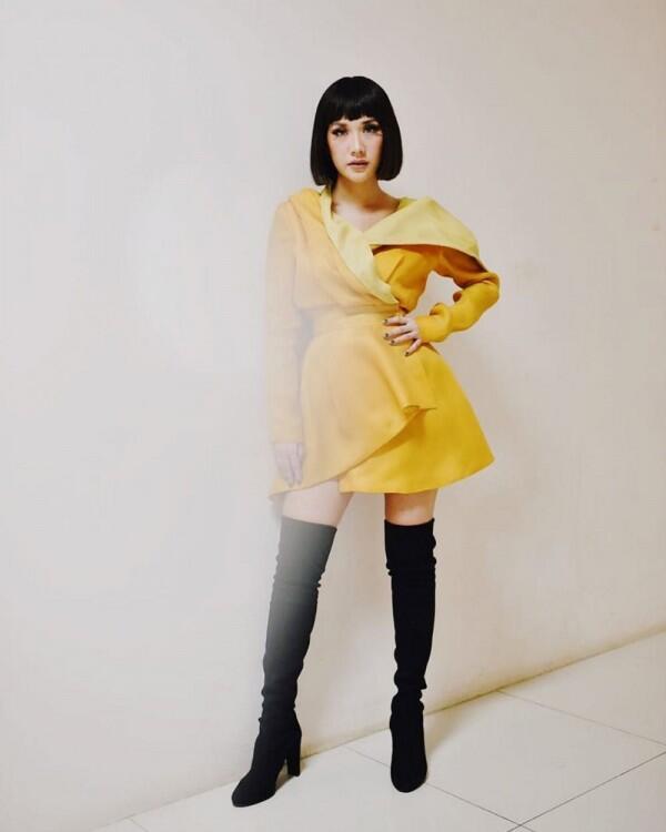 10 Ide Mix & Match Outfit Kuning ala Seleb Mom Indonesia, Cetar!