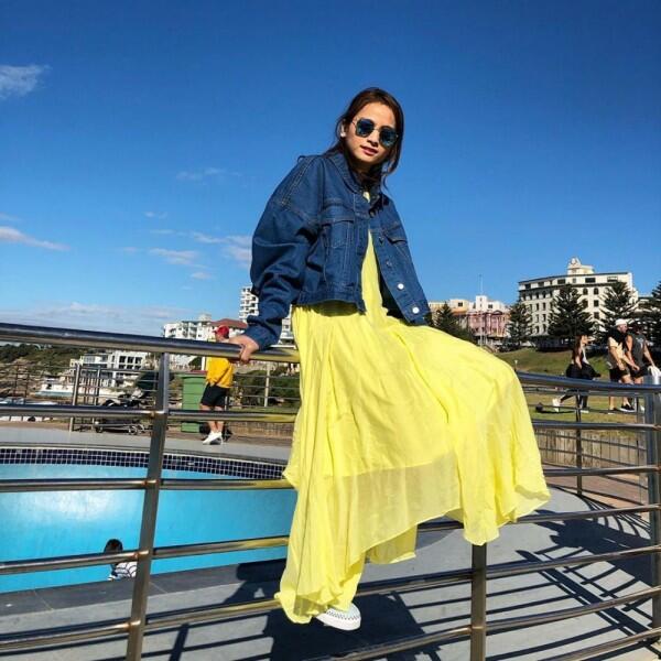 10 Ide Mix & Match Outfit Kuning ala Seleb Mom Indonesia, Cetar!