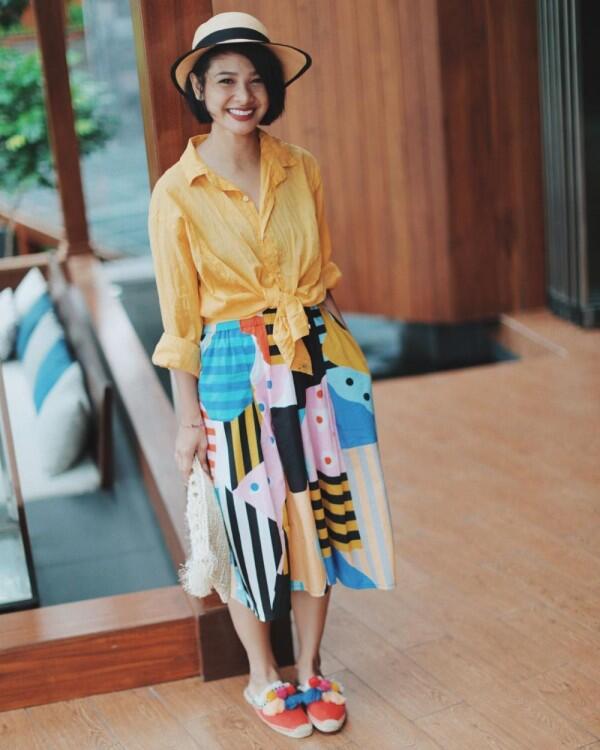 10 Ide Mix & Match Outfit Kuning ala Seleb Mom Indonesia, Cetar!
