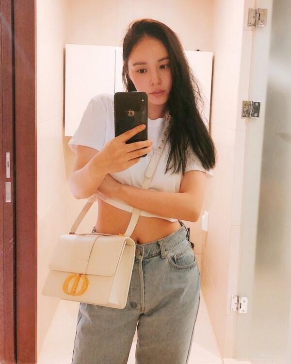 10 Potret Min Hyo Rin Selama Ditinggal Taeyang Wamil, Setia Menanti!