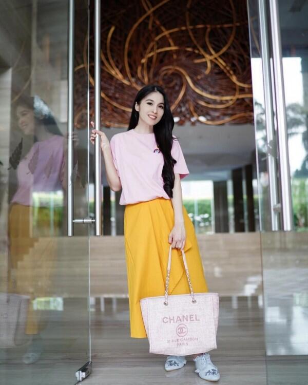 10 Ide Mix & Match Outfit Kuning ala Seleb Mom Indonesia, Cetar!