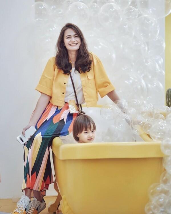 10 Ide Mix & Match Outfit Kuning ala Seleb Mom Indonesia, Cetar!