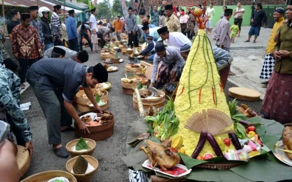 8 Tradisi Unik Perayaan Iduladha di Indonesia, Ada Pengantin Sapi lho