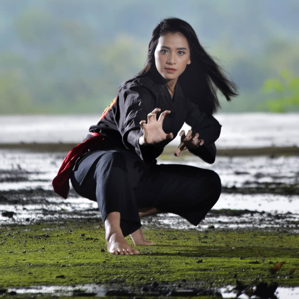 Pesilat Wanita Cantik Ini Punya Kemampuan yang Menakjubkan, Yuk Kepoin Gan!