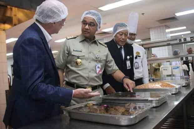 Anies Baswedan Tinjau Daging Kurban Siap Saji di Hotel Borobudur