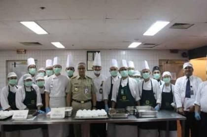 Anies Baswedan Tinjau Daging Kurban Siap Saji di Hotel Borobudur