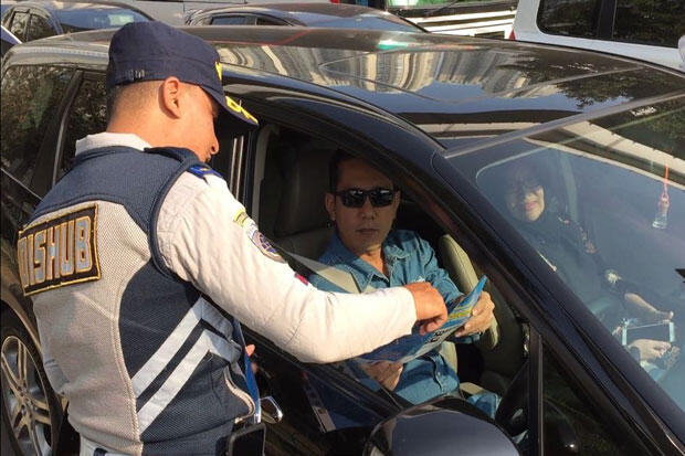 Sosialisasi Perluasan Ganjil Genap, Polisi Bagi-bagi Pamflet