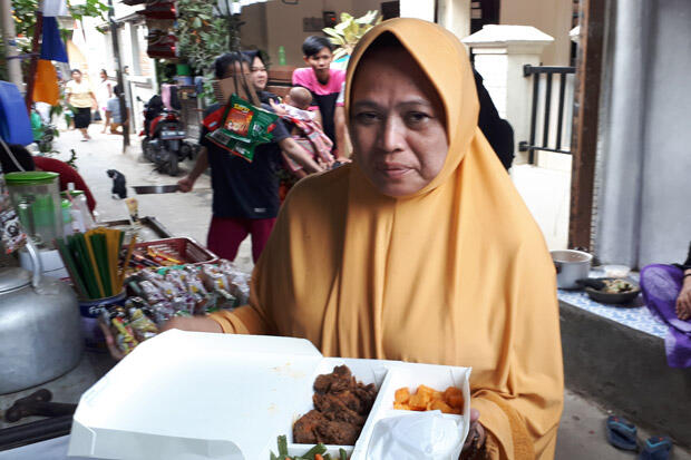 DKI Bagikan Daging Kurban Olahan Chef Hotel kepada Warga Kurang Mampu