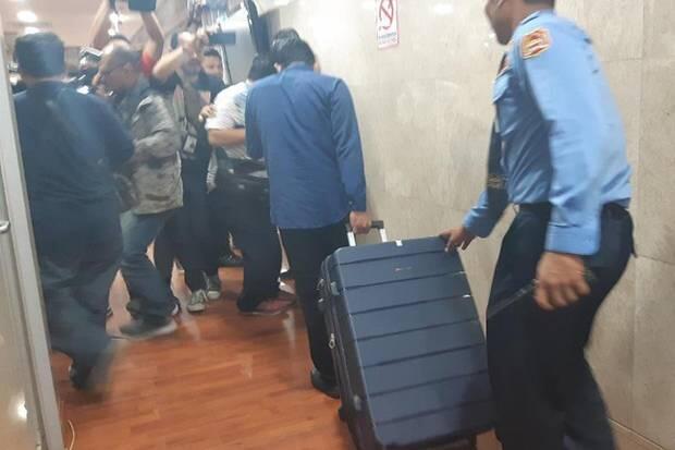 KPK Bawa Dua Koper dari Ruangan Nyoman Dhamantra