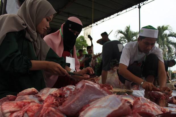 Warga Santap Kurban ACT di Halaman Masjid Raya Medan